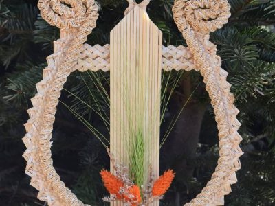 Ornamente si obiecte de folos din paie de grau