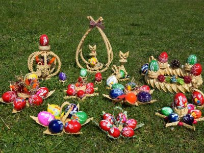 Ornamente si obiecte de folos din paie de grau